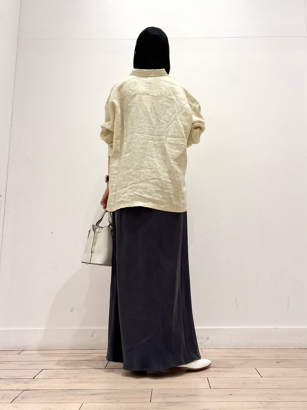 イエロー系のシャツ/ブラウス、ホワイト系のその他シューズ、グレー系のスカートを着用したレディースの春コーディネートの4枚目の写真