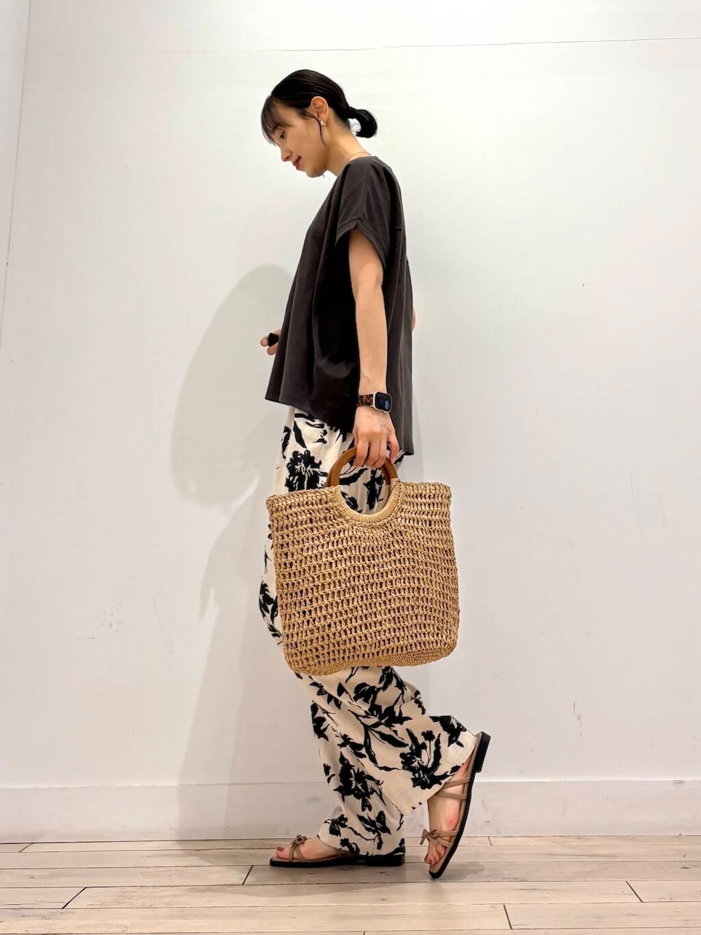 「ママコーデ、RODESKO、フラワープリント、SMELLY、アーバンリサーチドアーズ、リネン、ドアーズ、ストレート×イエベ春、洒落見えイージーパンツ×サンダル」｜「SMELLYのSMELLY so’　cable chain  necklace（ネックレス、シルバー系）」を使った、amiさん（レディース・160cm）の夏コーディネートの3枚目の写真