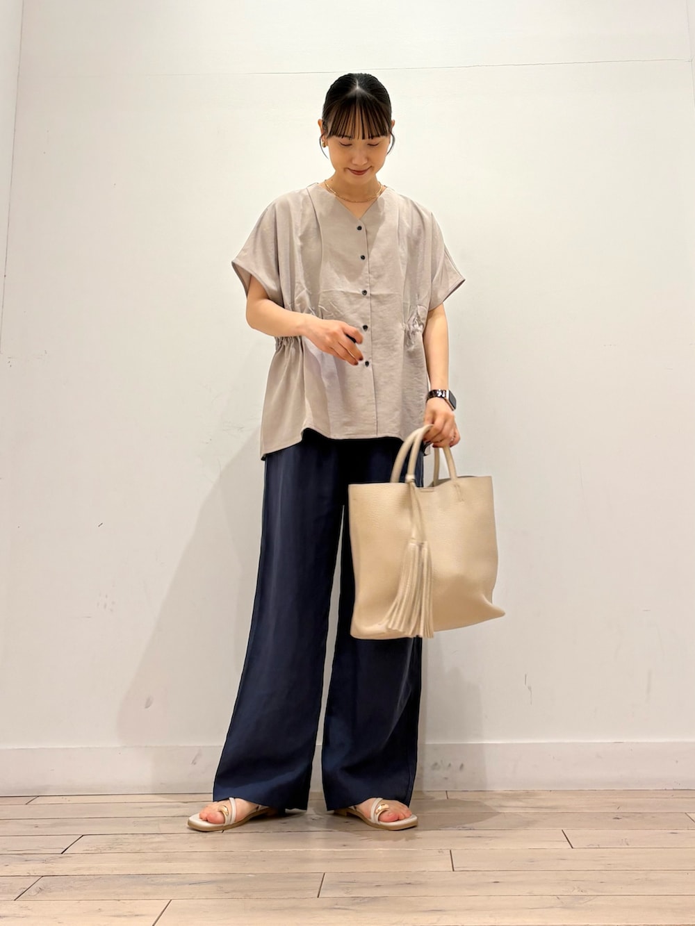 ブルー系のその他パンツ、ホワイト系のトートバッグ、グレー系のサンダルを着用したレディースの夏コーディネートの2枚目の写真