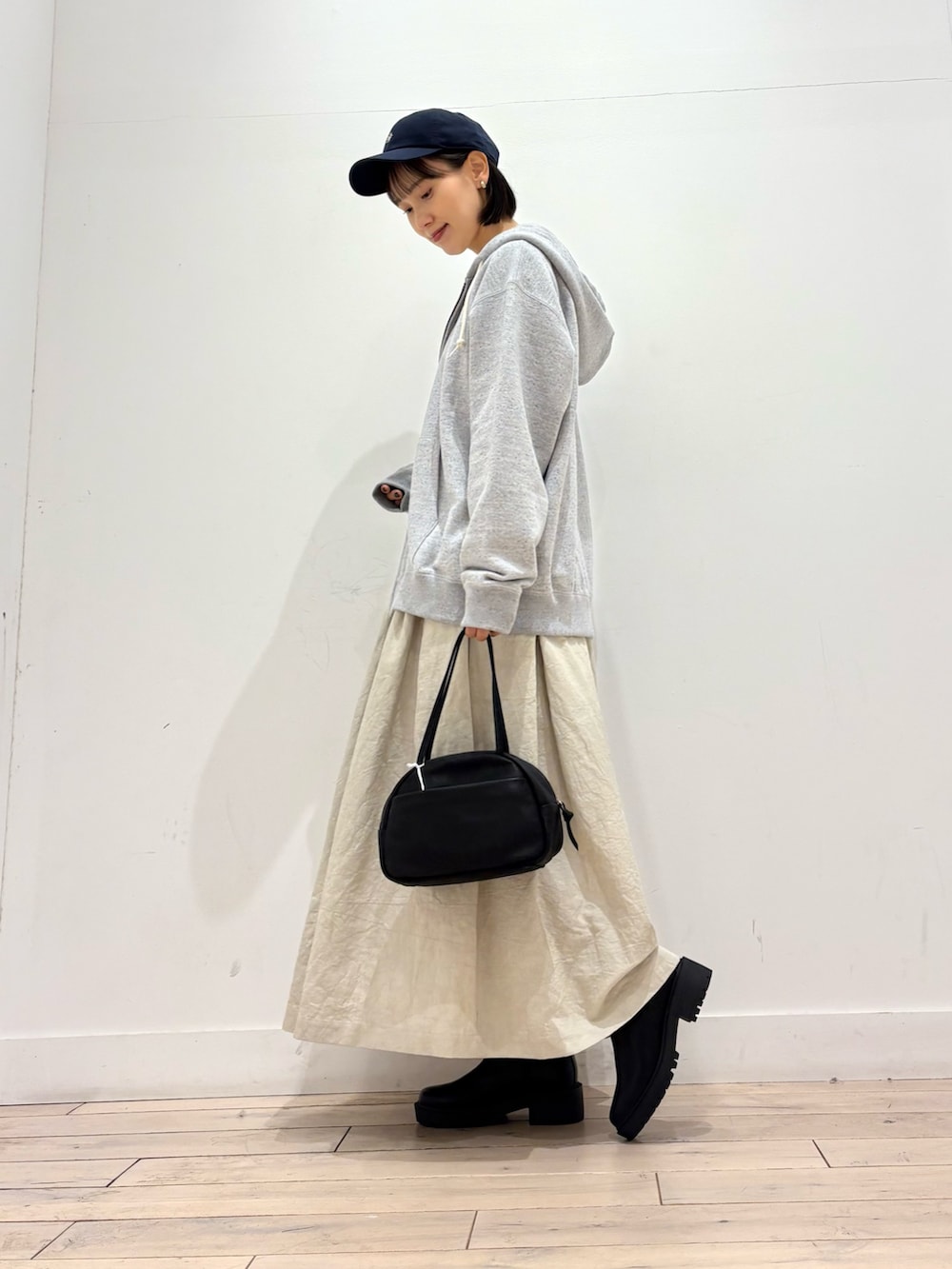 ホワイト系のTシャツ/カットソー、グレー系のパーカー、ブラック系のボストンバッグを着用したレディースの秋コーディネートの3枚目の写真