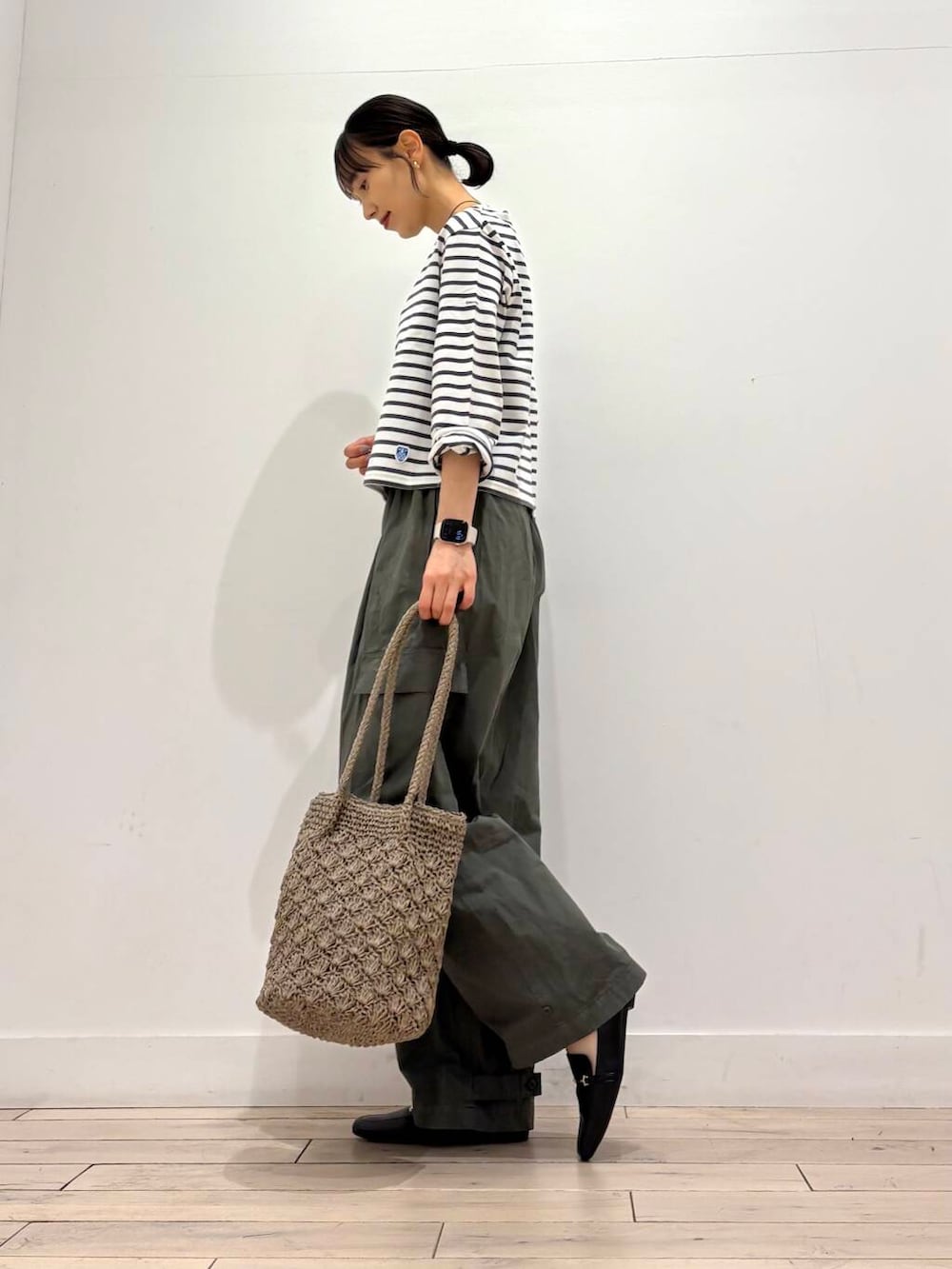 ブラック系のローファー、グレー系のトートバッグ、ホワイト系のTシャツ/カットソーを着用したレディースの春コーディネートの3枚目の写真