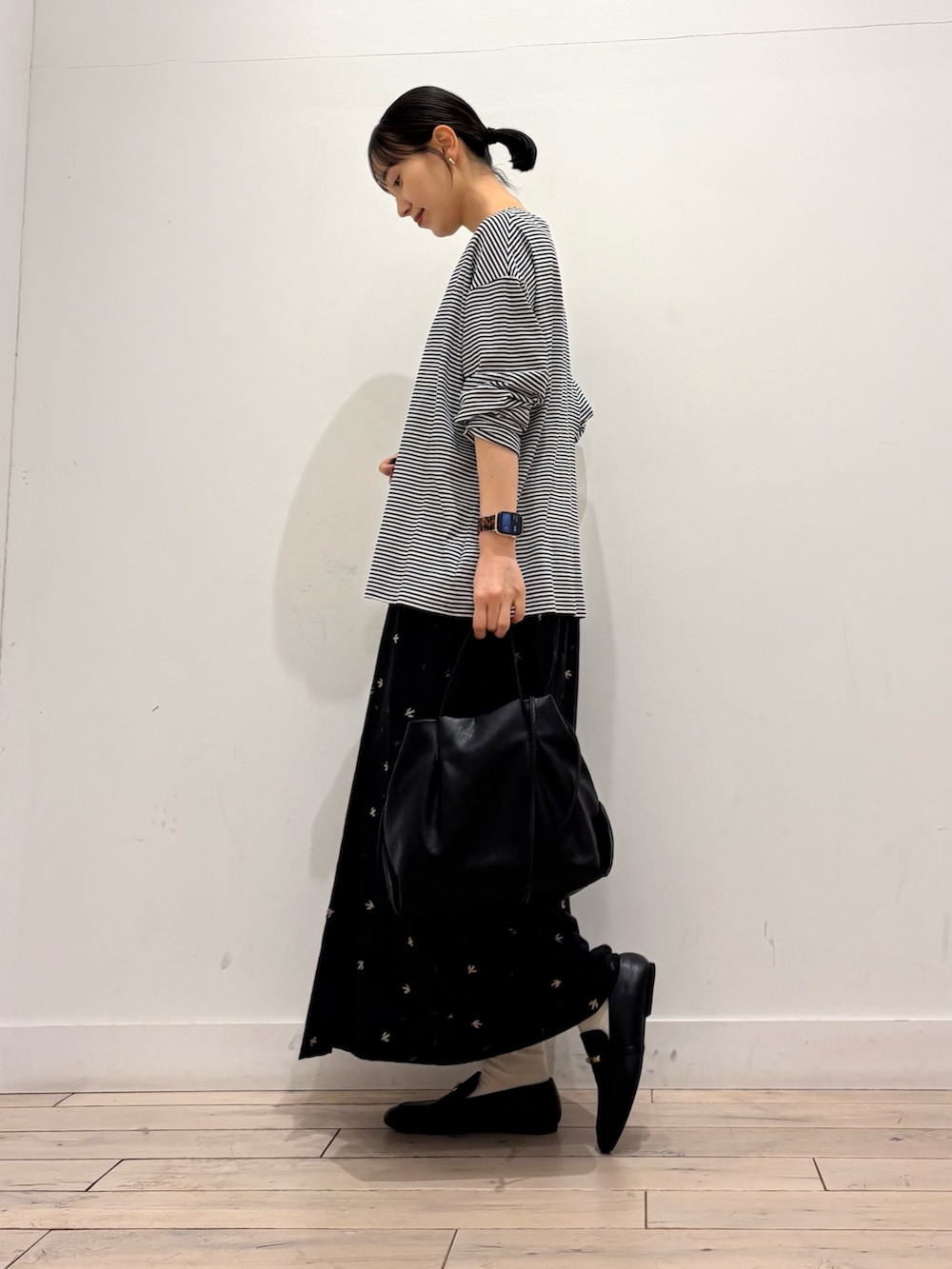 ブラック系のTシャツ/カットソー、ブラック系のローファー、ブラック系のスカートを着用したレディースの春コーディネートの3枚目の写真