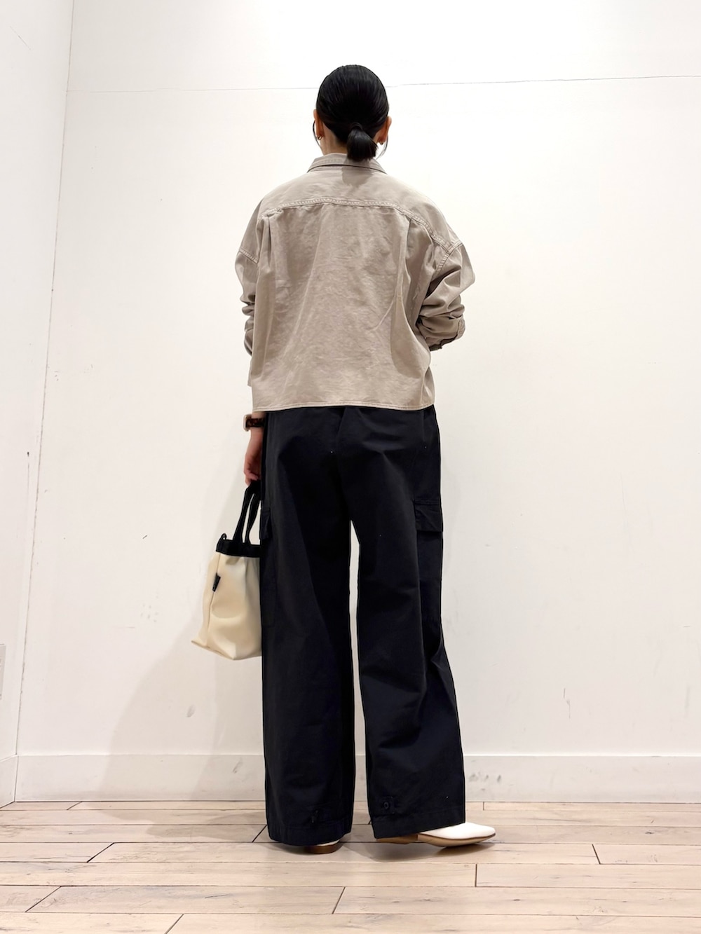 ベージュ系のシャツ/ブラウス、ブラック系のその他パンツ、ホワイト系のハンドバッグを着用したレディースの春コーディネートの4枚目の写真