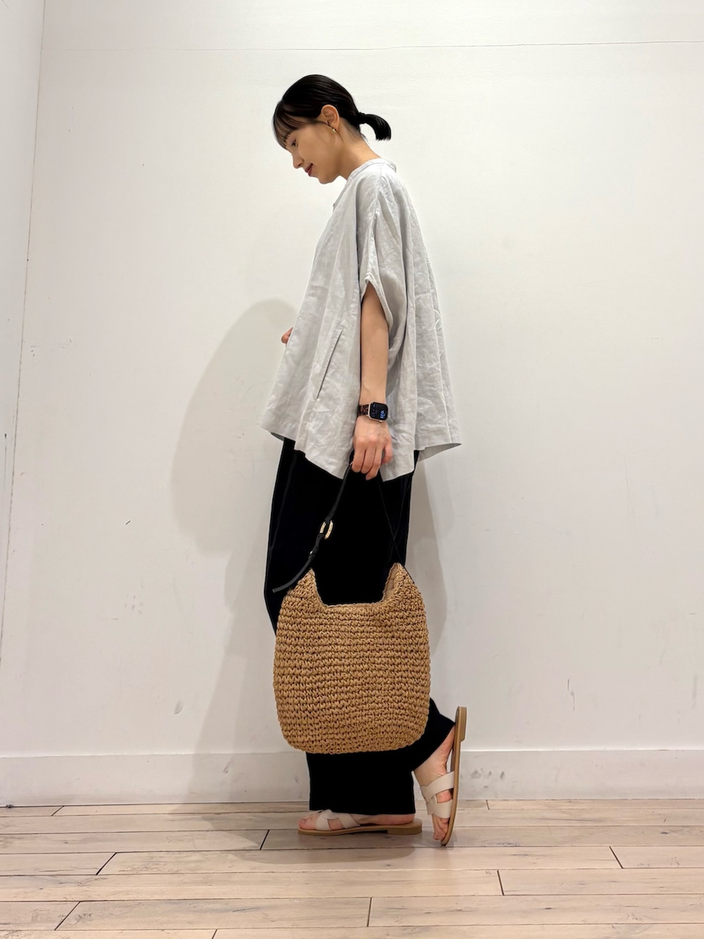 グレー系のシャツ/ブラウス、ブラック系のその他パンツ、イエロー系のトートバッグを着用したレディースの夏コーディネートの3枚目の写真