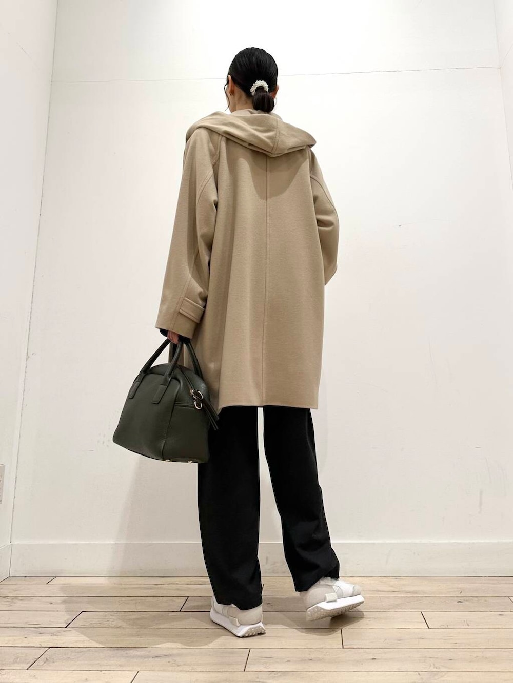 グリーン系のボストンバッグ、ブラック系のTシャツ/カットソー、ブルー系のシャツ/ブラウスを着用したレディースの冬コーディネートの6枚目の写真