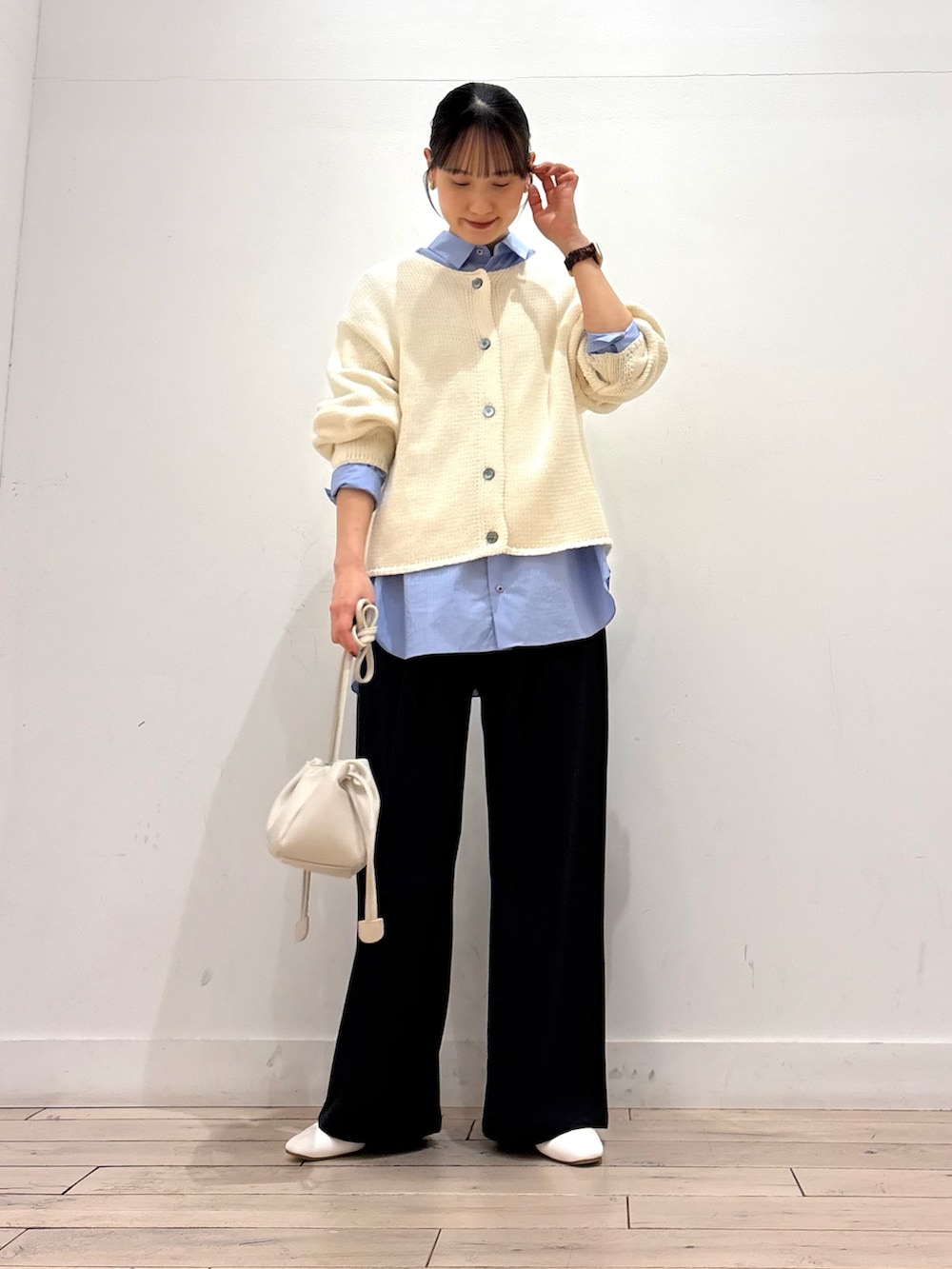 ホワイト系のカーディガン/ボレロ、ブルー系のシャツ/ブラウス、ホワイト系のその他シューズを着用したレディースの春コーディネートの2枚目の写真