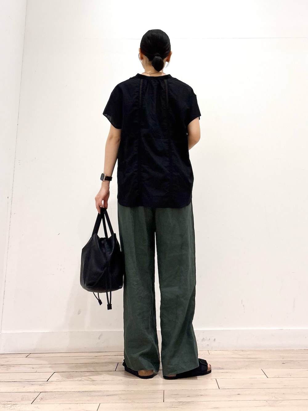 ブラック系のシャツ/ブラウス、グリーン系のその他パンツ、ブラック系のショルダーバッグを着用したレディースの夏コーディネートの5枚目の写真