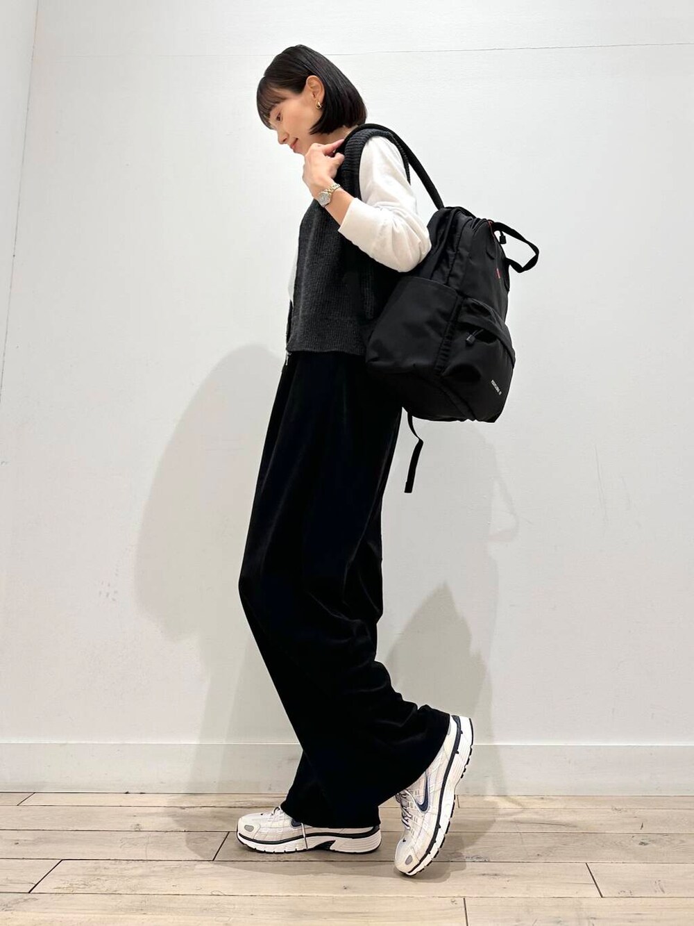 ホワイト系のTシャツ/カットソー、ブラック系のその他パンツ、ホワイト系のスニーカーを着用したレディースの秋コーディネートの3枚目の写真