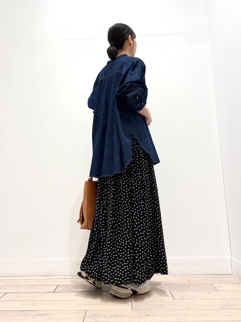 イエロー系のトートバッグ、ホワイト系のスニーカー、グレー系のTシャツ/カットソーを着用したレディースの冬コーディネートの4枚目の写真