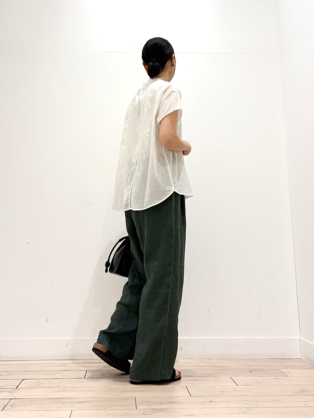 ホワイト系のシャツ/ブラウス、グリーン系のその他パンツ、ブラック系のトートバッグを着用したレディースの夏コーディネートの3枚目の写真
