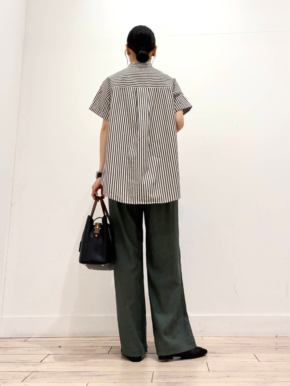 ブラック系のトートバッグ、ブラック系のバレエシューズ、ブラック系のシャツ/ブラウスを着用したレディースの夏コーディネートの5枚目の写真