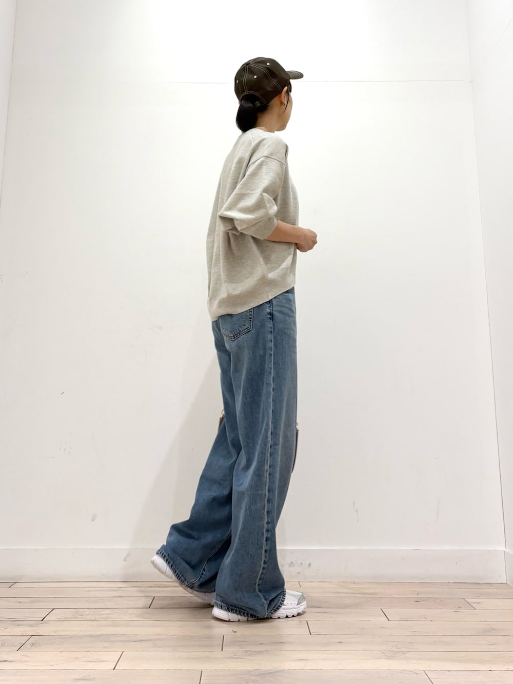 ベージュ系のその他トップス、ブルー系のデニムパンツ、ブラウン系のショルダーバッグを着用したレディースの秋コーディネートの4枚目の写真