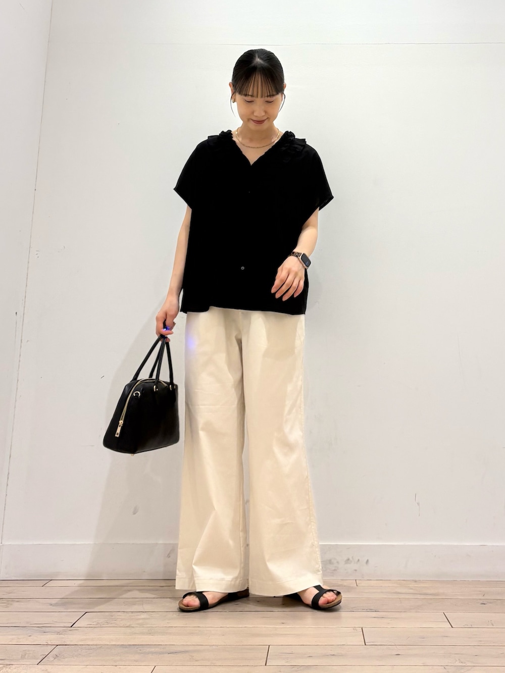ブラック系のシャツ/ブラウス、ホワイト系のその他パンツ、ブラック系のボストンバッグを着用したレディースの夏コーディネートの2枚目の写真
