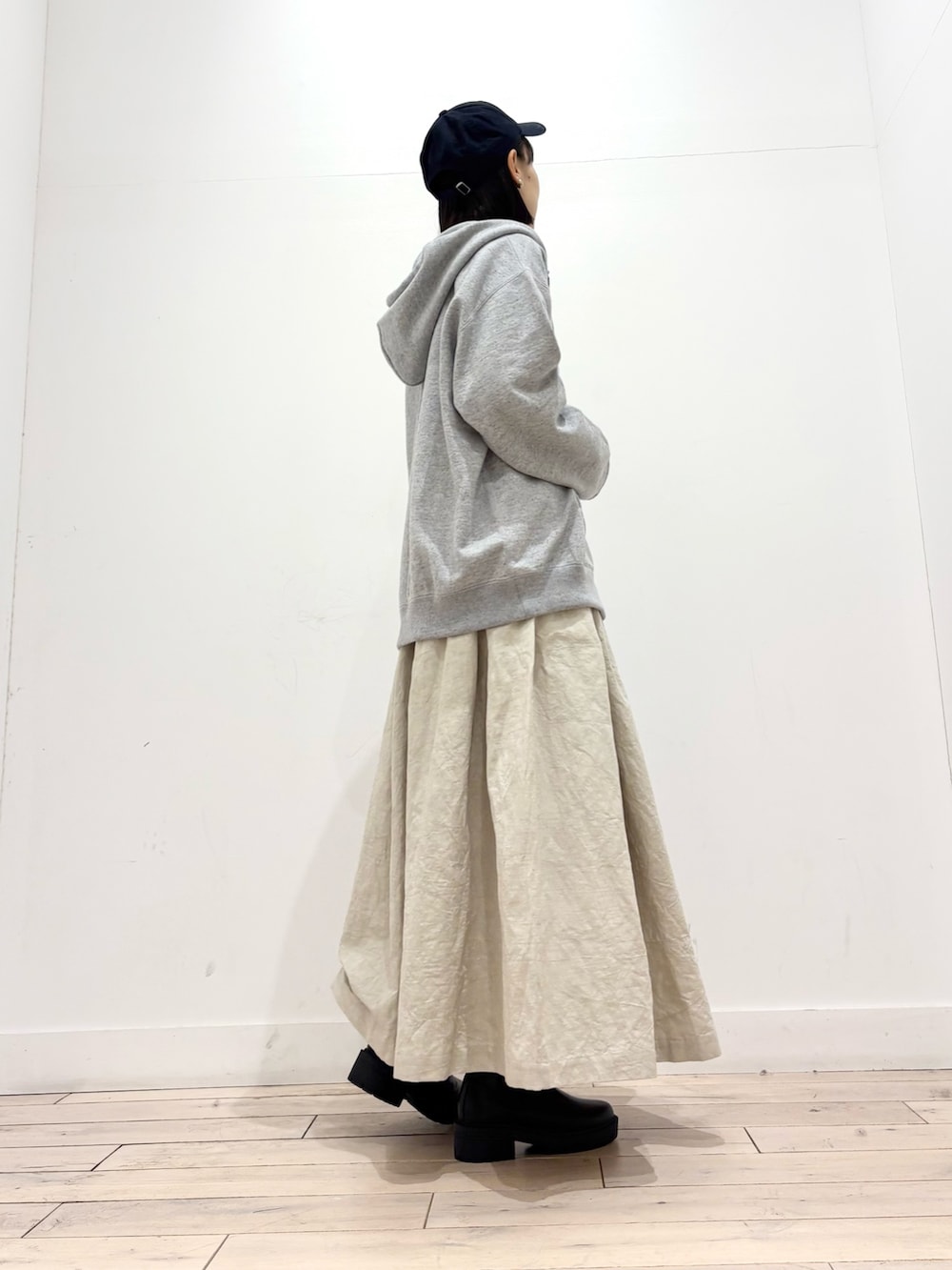 ホワイト系のTシャツ/カットソー、グレー系のパーカー、ブラック系のボストンバッグを着用したレディースの秋コーディネートの4枚目の写真