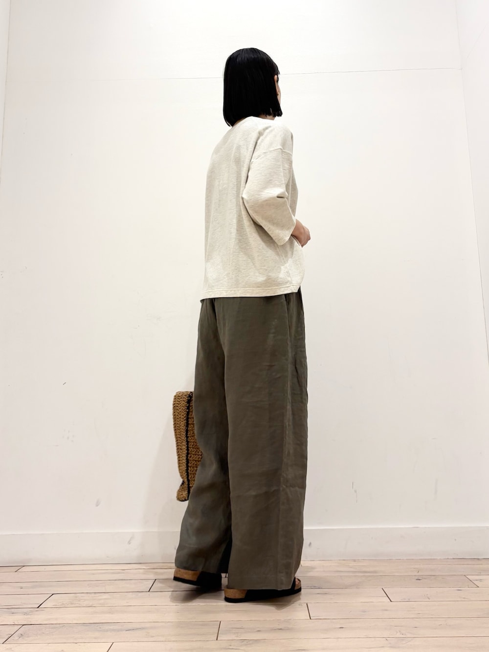 グレー系のTシャツ/カットソー、ベージュ系のその他パンツ、ベージュ系のトートバッグを着用したレディースの夏コーディネートの5枚目の写真