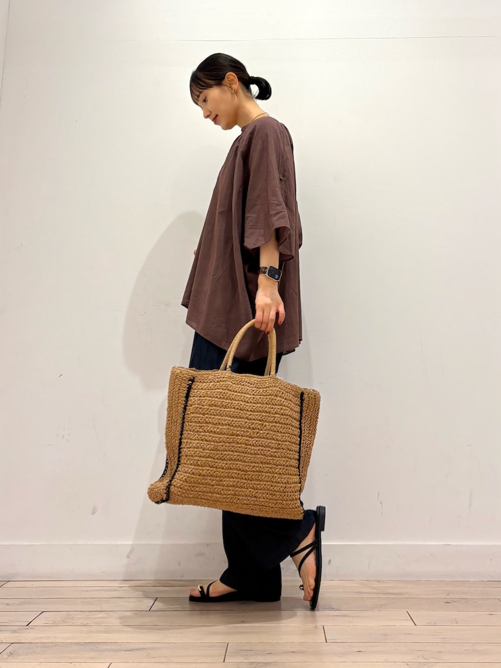 ブラウン系のシャツ/ブラウス、ブルー系のデニムパンツ、ベージュ系のトートバッグを着用したレディースの夏コーディネートの3枚目の写真
