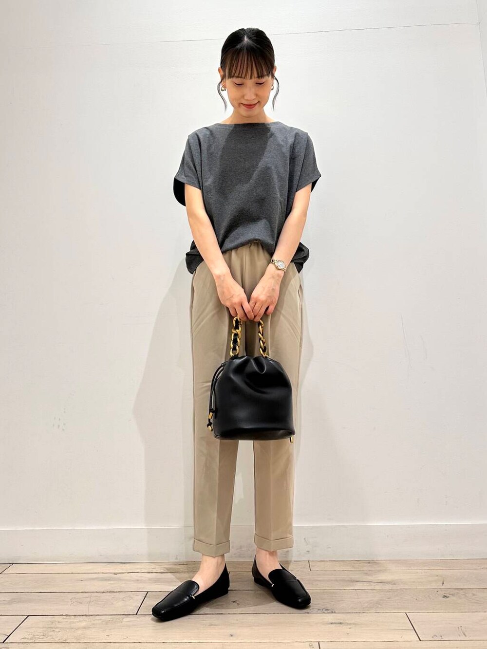 ブラック系のローファー、ベージュ系のその他パンツ、グレー系のTシャツ/カットソーを着用したレディースの夏コーディネートの2枚目の写真