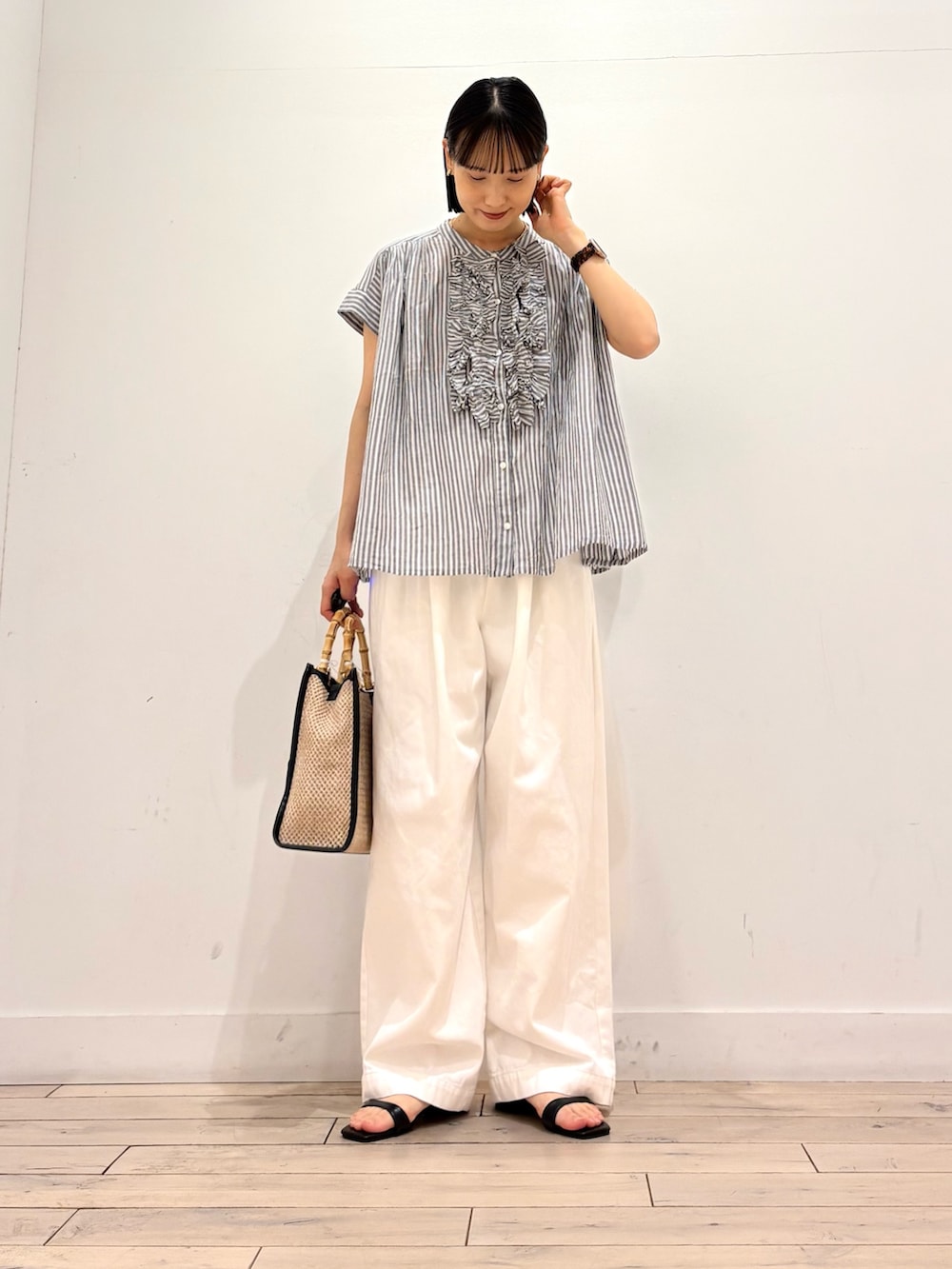 グレー系のシャツ/ブラウス、ホワイト系のその他パンツ、ブラック系のショルダーバッグを着用したレディースの夏コーディネートの2枚目の写真
