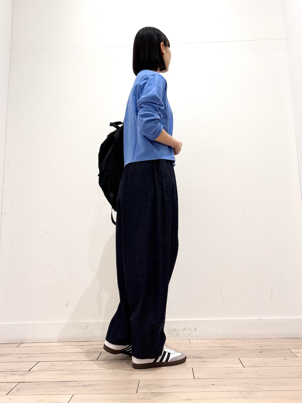 ブルー系のカーディガン/ボレロ、ブルー系のデニムパンツ、ホワイト系のスニーカーを着用したレディースの春コーディネートの3枚目の写真