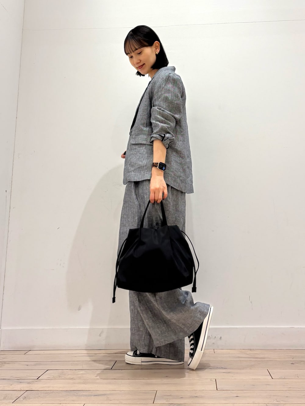 グレー系のその他パンツ、ブラック系のショルダーバッグ、ブラック系のスニーカーを着用したレディースの春コーディネートの3枚目の写真