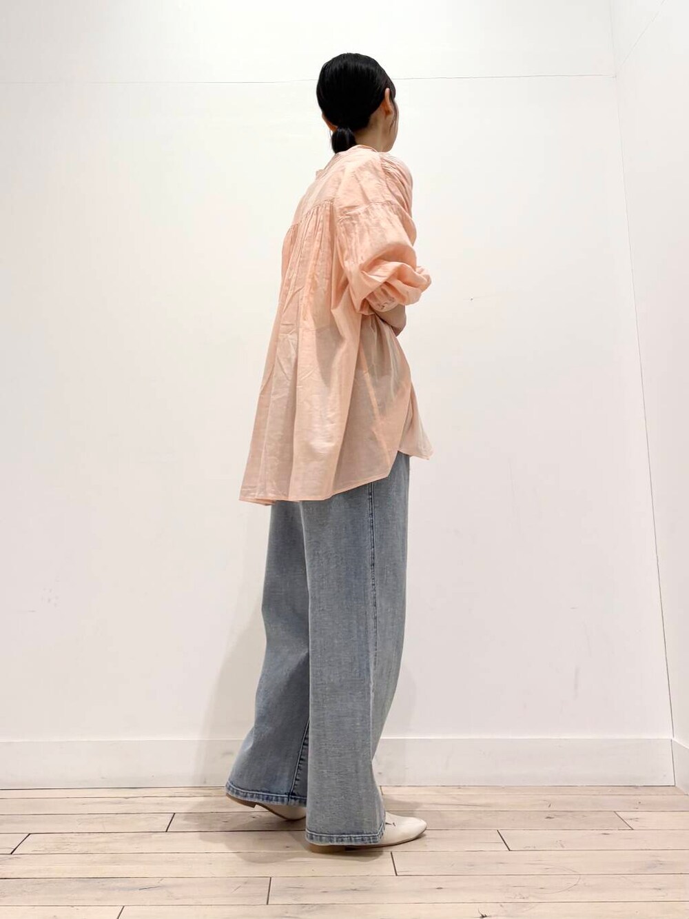 ホワイト系のローファー、ブルー系のデニムパンツ、ホワイト系のトートバッグを着用したレディースの春コーディネートの3枚目の写真