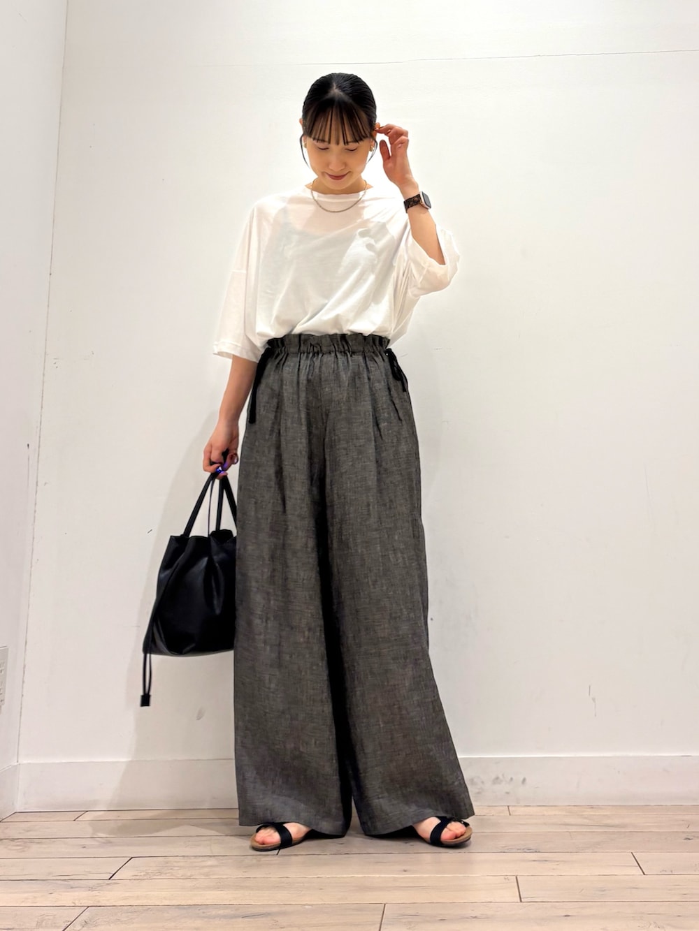 ブラック系のその他パンツ、ブラック系のショルダーバッグ、ブラック系のサンダルを着用したレディースの夏コーディネートの3枚目の写真