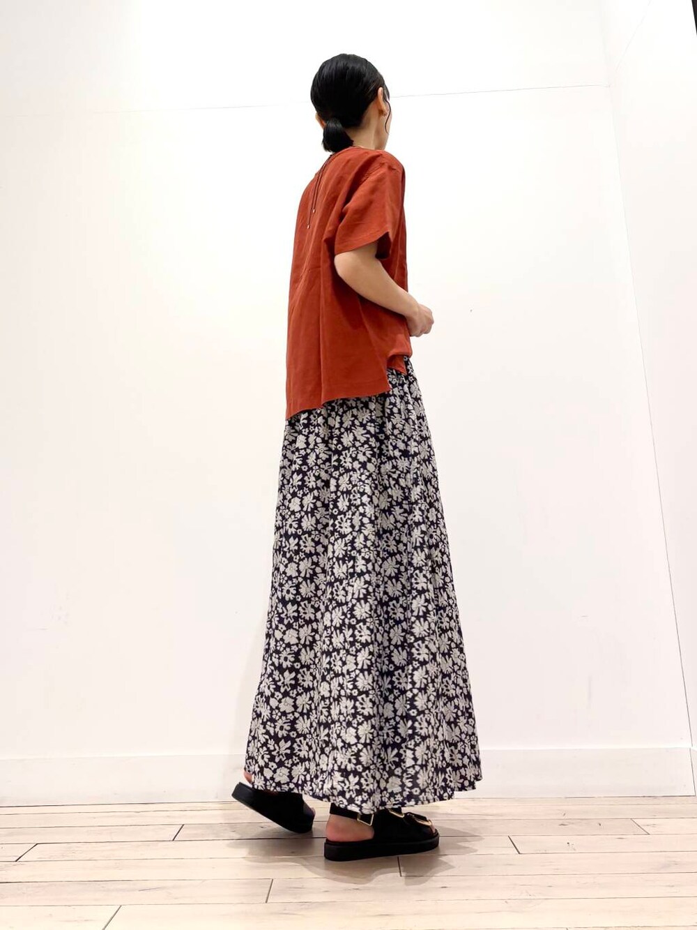 ベージュ系のハンドバッグ、オレンジ系のシャツ/ブラウス、ブラック系のサンダルを着用したレディースの春コーディネートの3枚目の写真