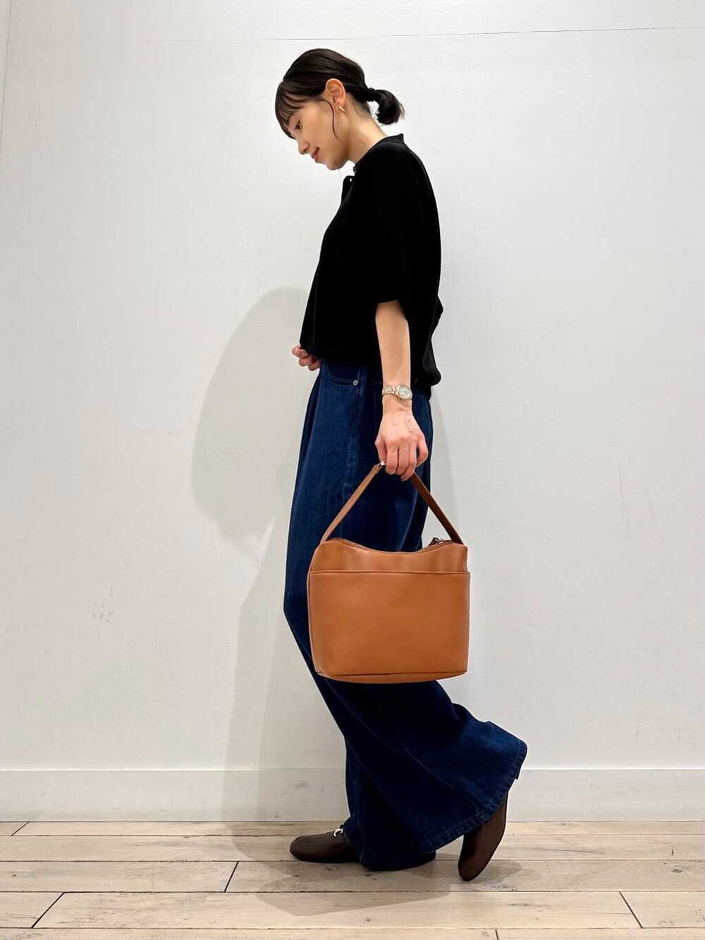 ブラウン系のローファー、イエロー系のショルダーバッグ、ブラック系のニット/セーターを着用したレディースの夏コーディネートの2枚目の写真