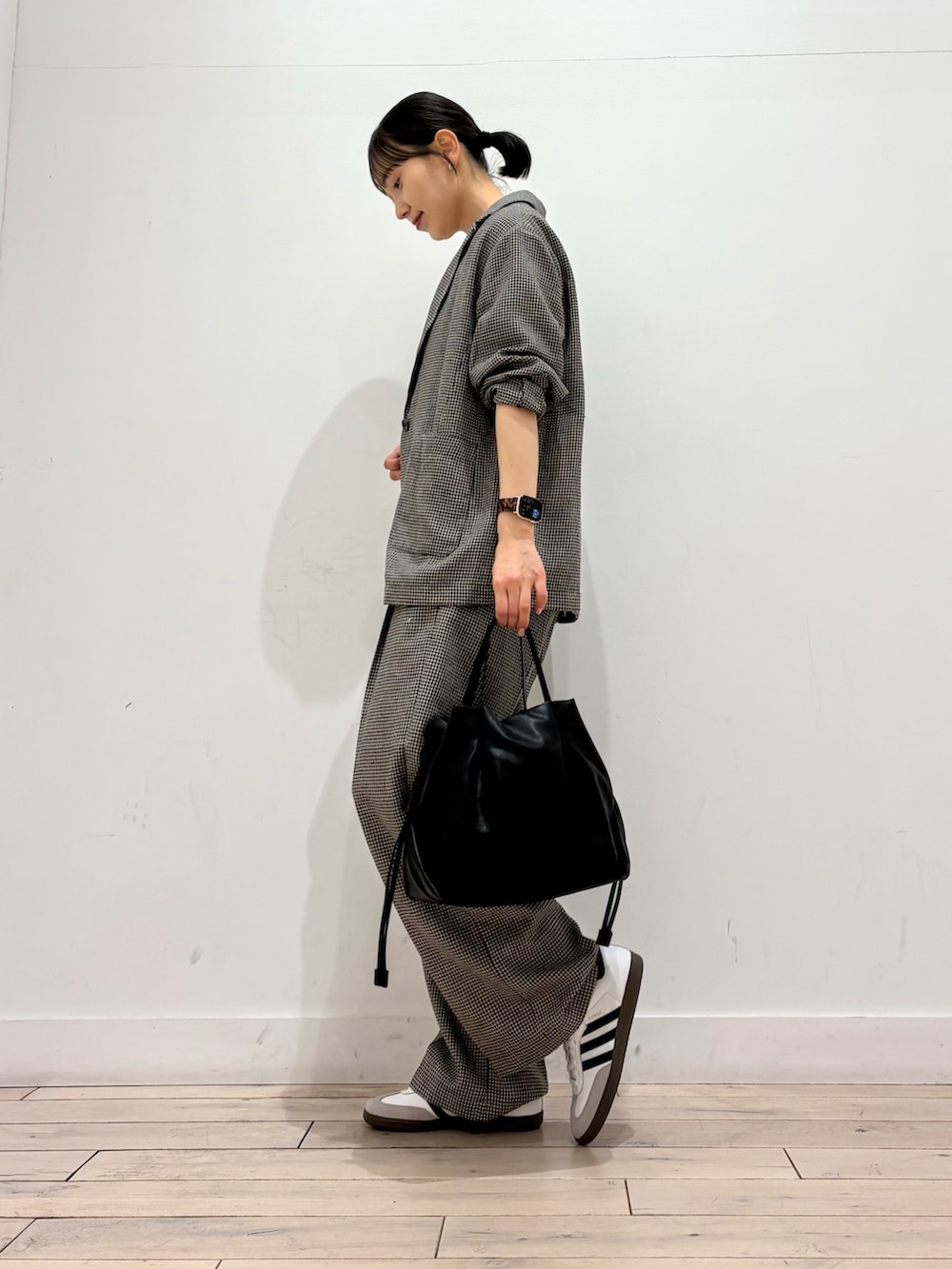 ベージュ系のその他アウター、ブラック系のショルダーバッグ、ホワイト系のスニーカーを着用したレディースの春コーディネートの3枚目の写真