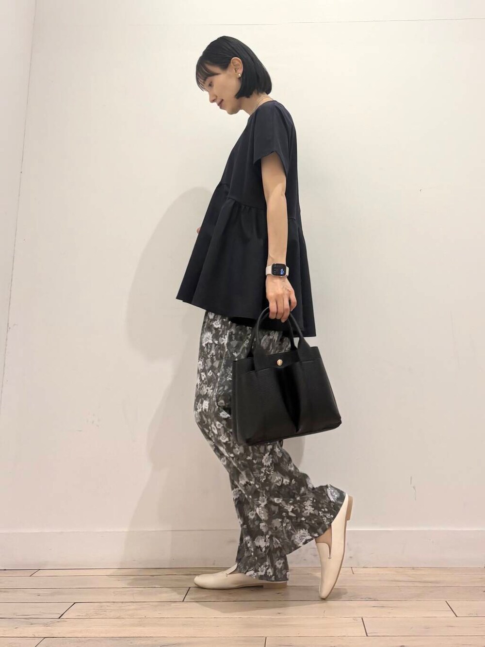 「イージーパンツ、ママコーデ、RODESKO、フラワープリント、SMELLY、アーバンリサーチドアーズ、ドアーズ、ストレート×イエベ春、洒落見えカットソーコーデ」｜「RODE SKOの『MADE IN JAPAN』スクエアトゥプチメタルローファー（ローファー、ホワイト系）」を使った、amiさん（レディース・160cm）の夏コーディネートの3枚目の写真