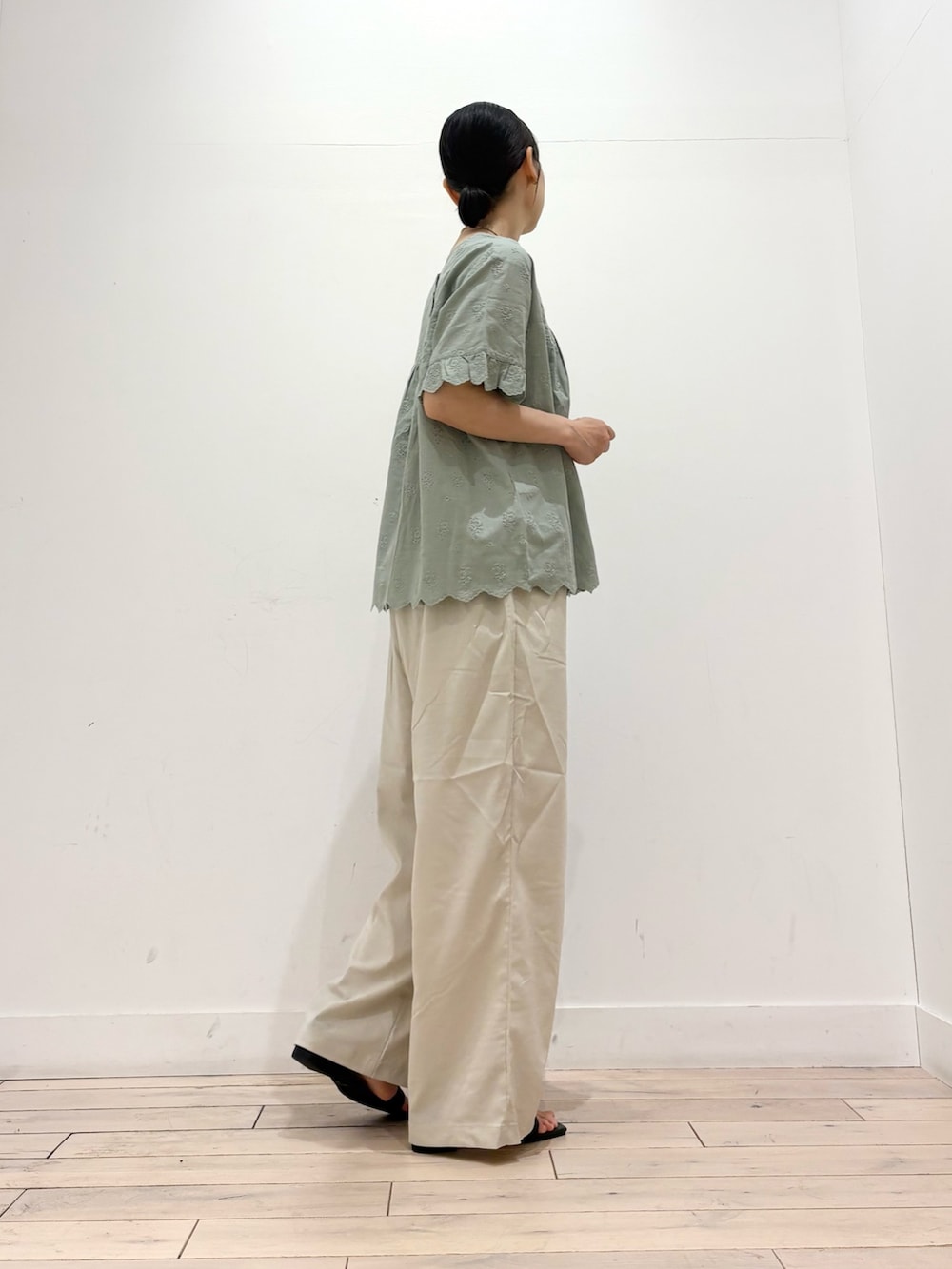 グリーン系のシャツ/ブラウス、ホワイト系のその他パンツ、ブラック系のハンドバッグを着用したレディースの夏コーディネートの3枚目の写真
