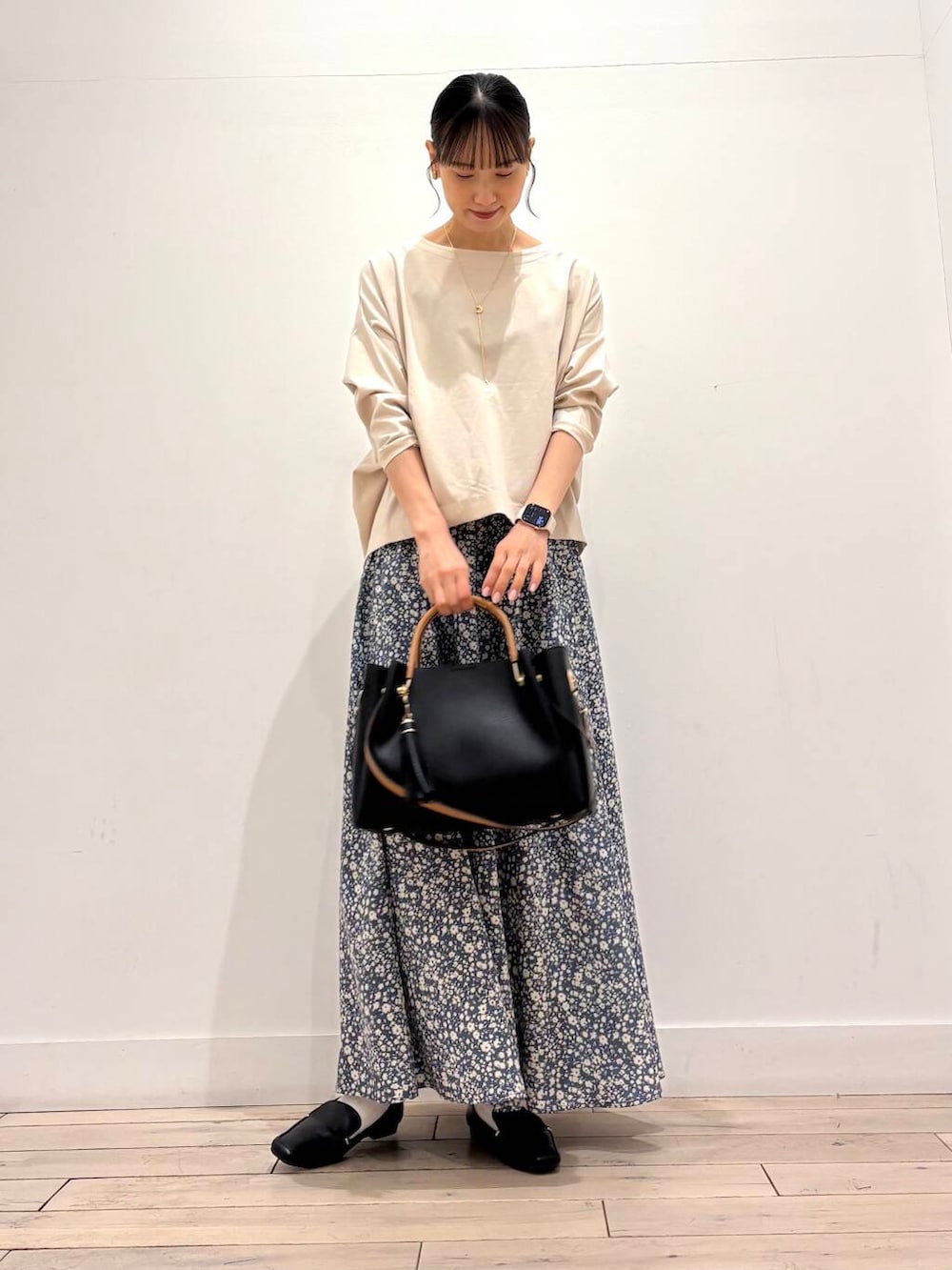 ブラック系のローファー、ブラック系のトートバッグ、ホワイト系のノーカラージャケットを着用したレディースの春コーディネートの5枚目の写真
