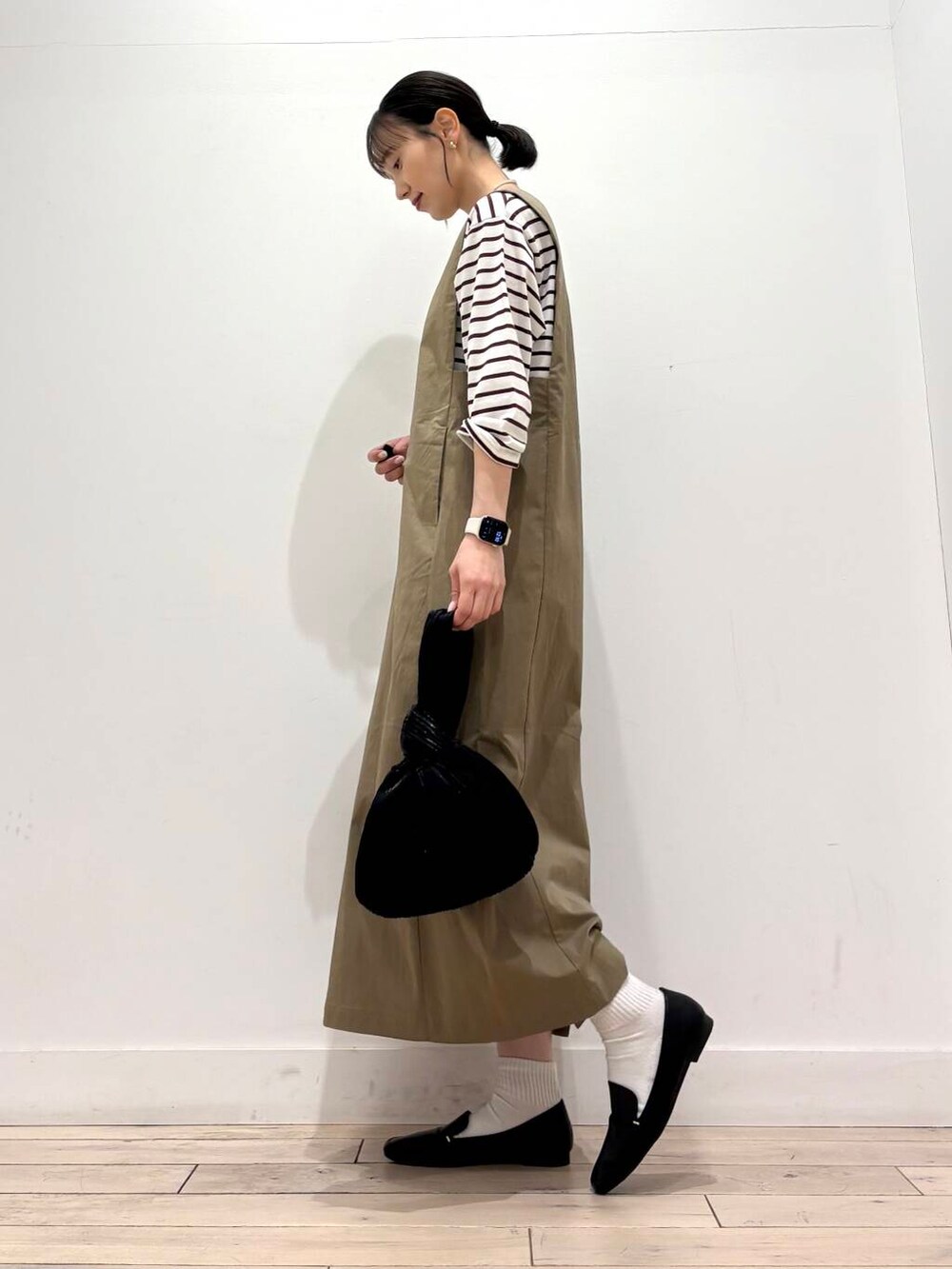 ブラック系のローファー、ブラック系のハンドバッグ、レッド系のTシャツ/カットソーを着用したレディースの冬コーディネートの3枚目の写真