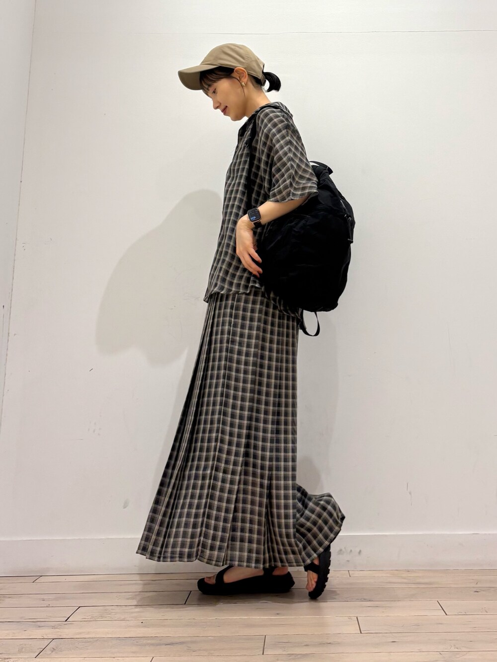 ベージュ系のシャツ/ブラウス、ベージュ系のスカート、ブラック系のサンダルを着用したレディースの夏コーディネートの4枚目の写真
