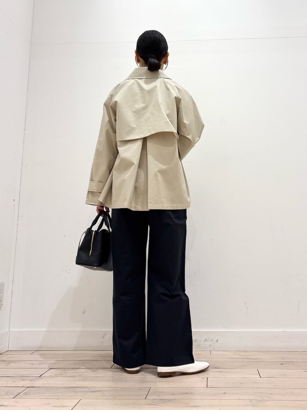 ベージュ系のトレンチコート、ホワイト系のその他シューズ、ブラック系のショルダーバッグを着用したレディースの春コーディネートの4枚目の写真