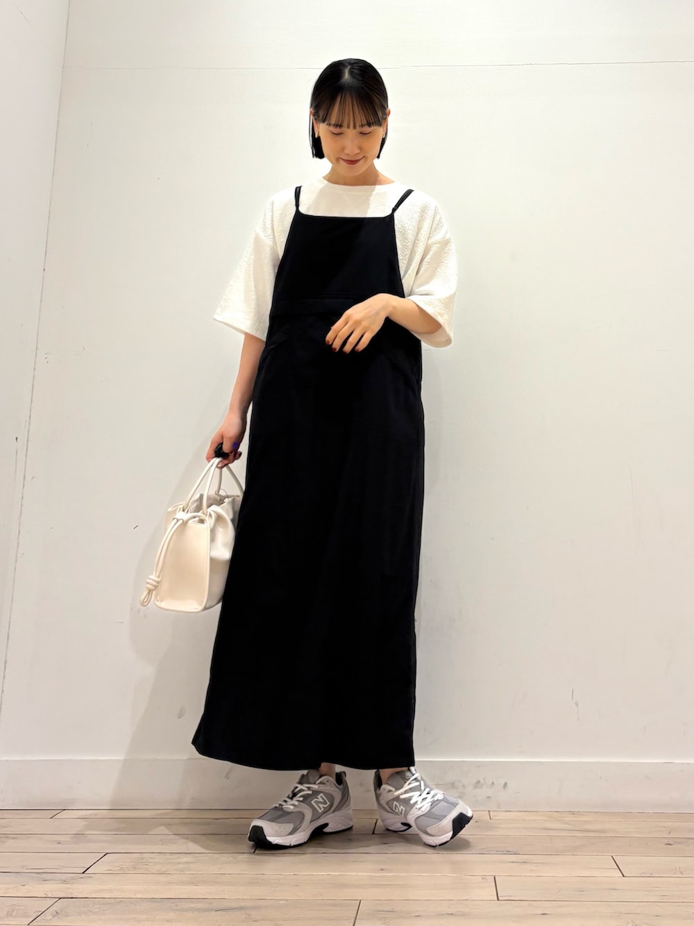 ホワイト系のTシャツ/カットソー、ホワイト系のトートバッグ、グレー系のスニーカーを着用したレディースの春コーディネートの3枚目の写真