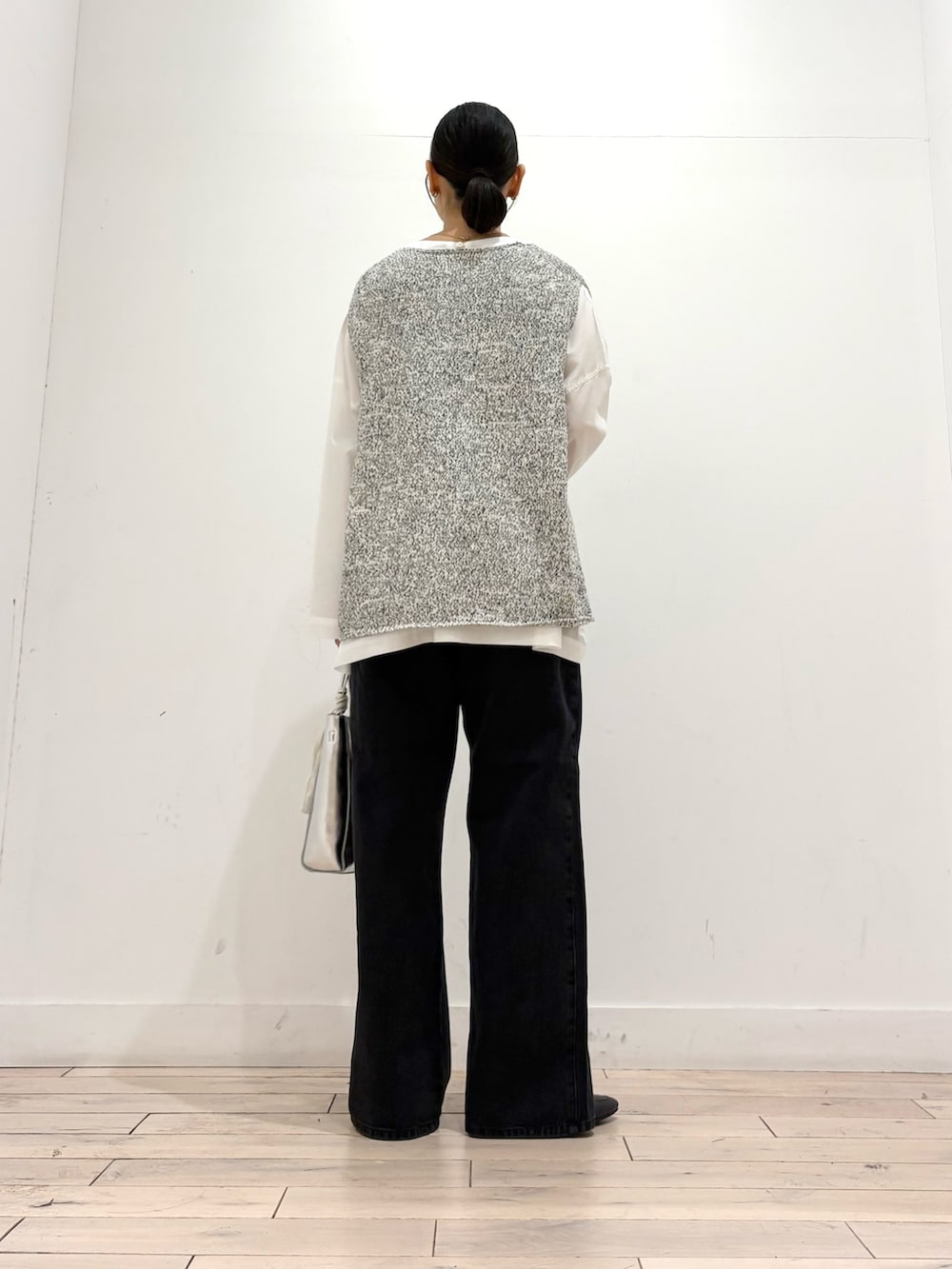 ホワイト系のシャツ/ブラウス、ブラック系のデニムパンツ、シルバー系のトートバッグを着用したレディースの秋コーディネートの6枚目の写真