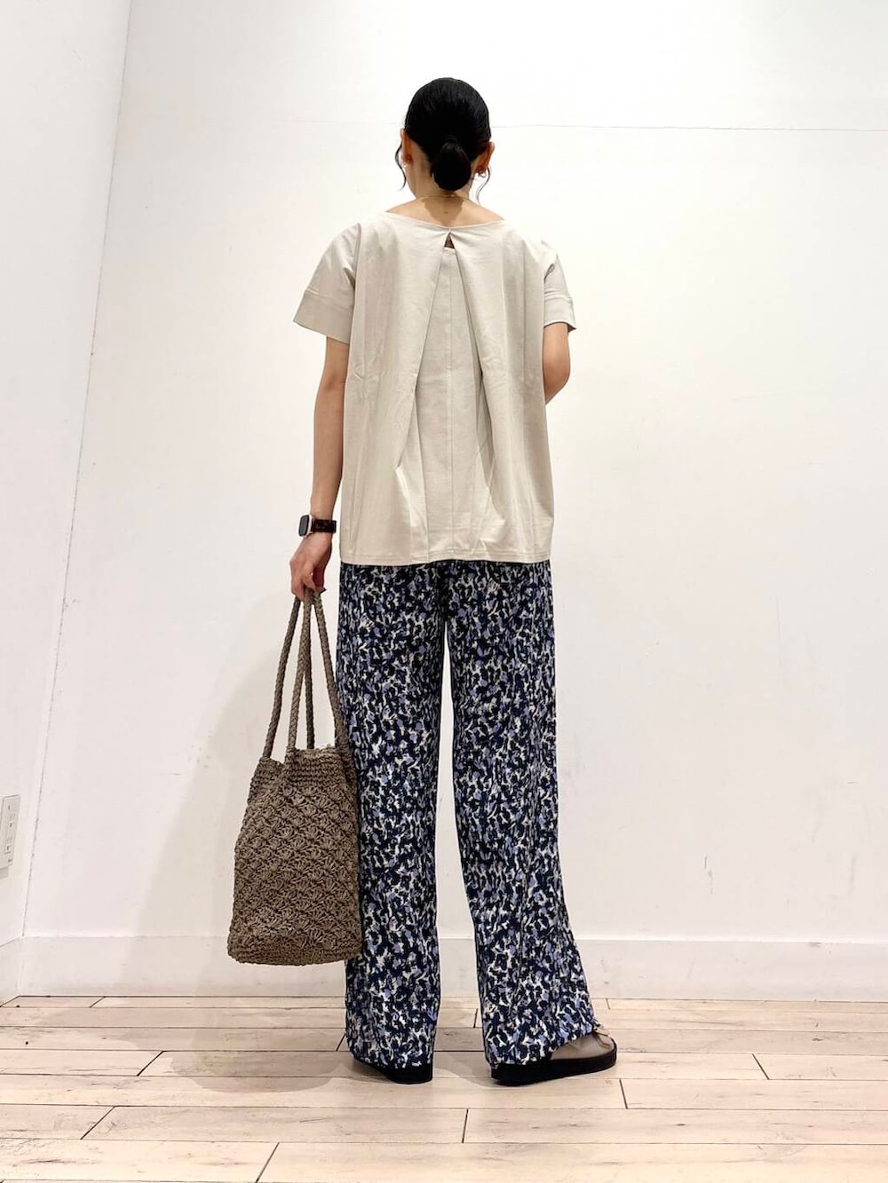 「イージーパンツ、ママコーデ、RODESKO、SMELLY、アーバンリサーチドアーズ、ドアーズ、ストレート×イエベ春、きれいめ派のtシャツコーデ、私が選ぶセールアイテム25ss」｜「RODE SKOのペーパーショルダートートバッグ（トートバッグ、グレー系）」を使った、amiさん（レディース・160cm）の夏コーディネートの5枚目の写真