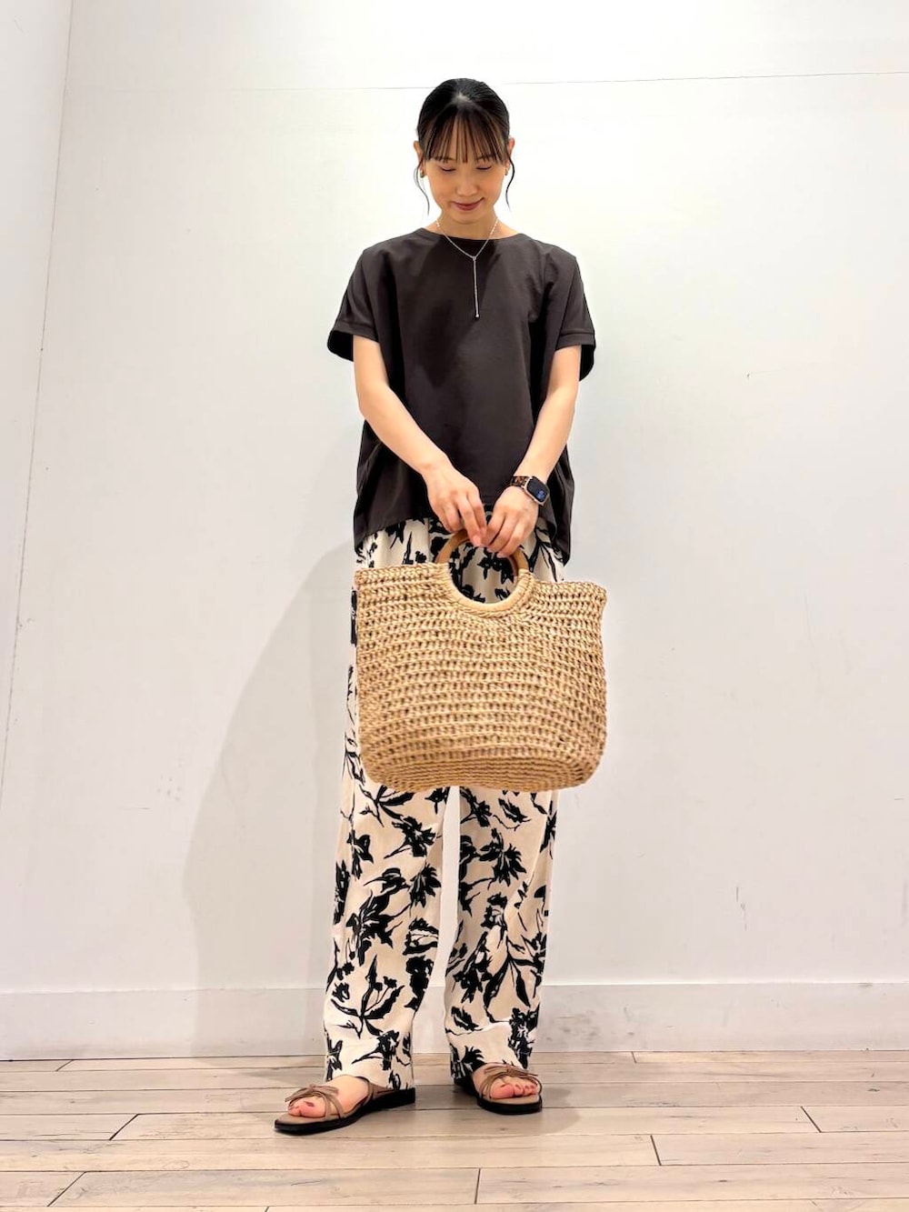 「ママコーデ、RODESKO、フラワープリント、SMELLY、アーバンリサーチドアーズ、リネン、ドアーズ、ストレート×イエベ春、洒落見えイージーパンツ×サンダル」｜「SMELLYのSMELLY so’　cable chain  necklace（ネックレス、シルバー系）」を使った、amiさん（レディース・160cm）の夏コーディネートの2枚目の写真