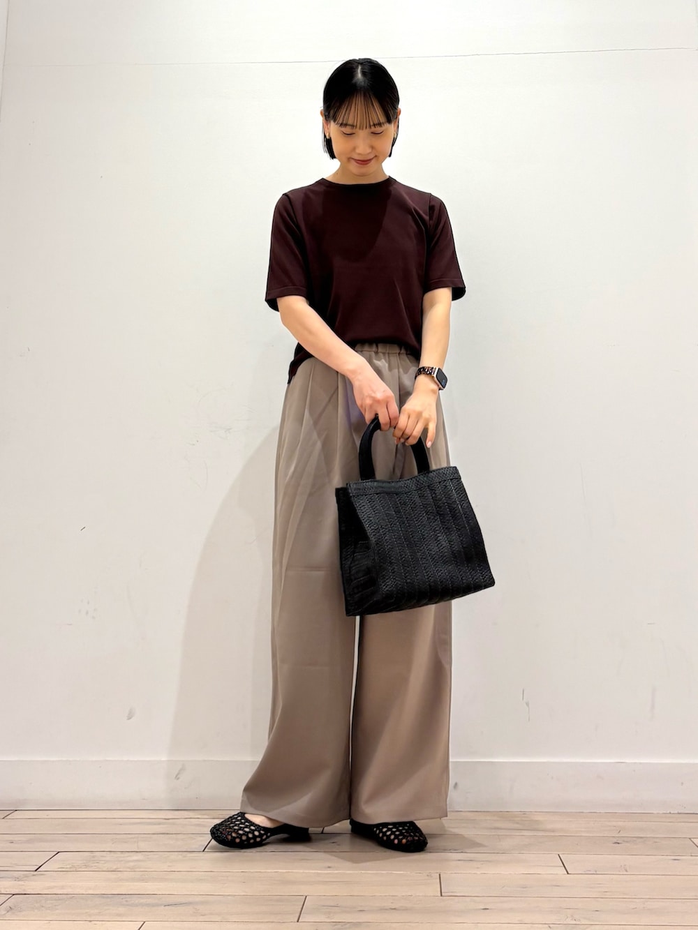 ブラウン系のTシャツ/カットソー、ベージュ系のその他パンツ、ブラック系のサンダルを着用したレディースの春コーディネートの3枚目の写真