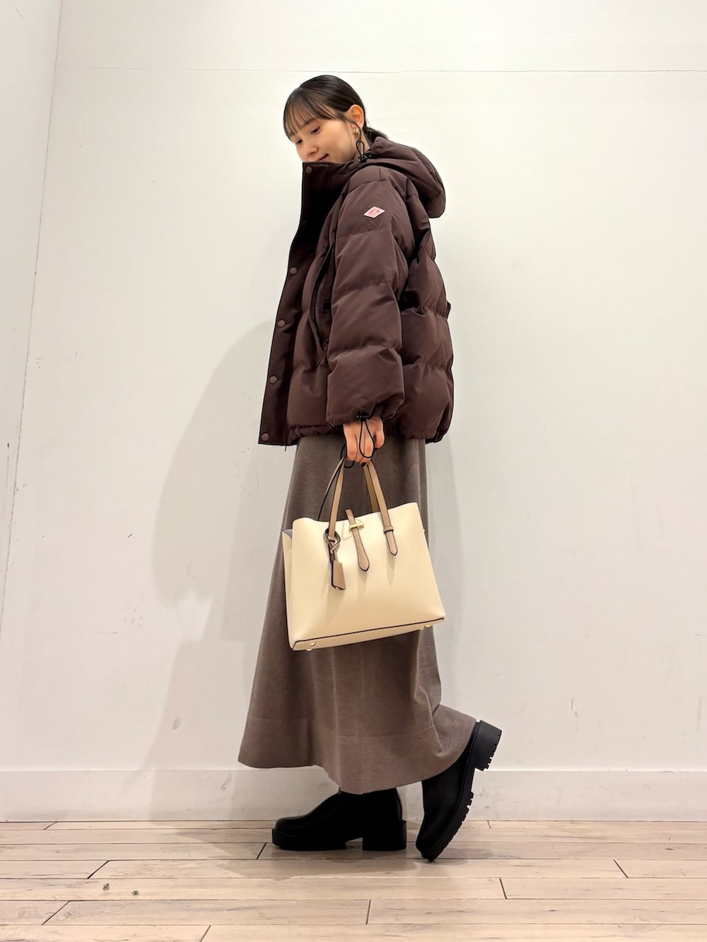 ブラウン系のその他アウター、ブラウン系のワンピース、ホワイト系のトートバッグを着用したレディースの秋コーディネートの3枚目の写真
