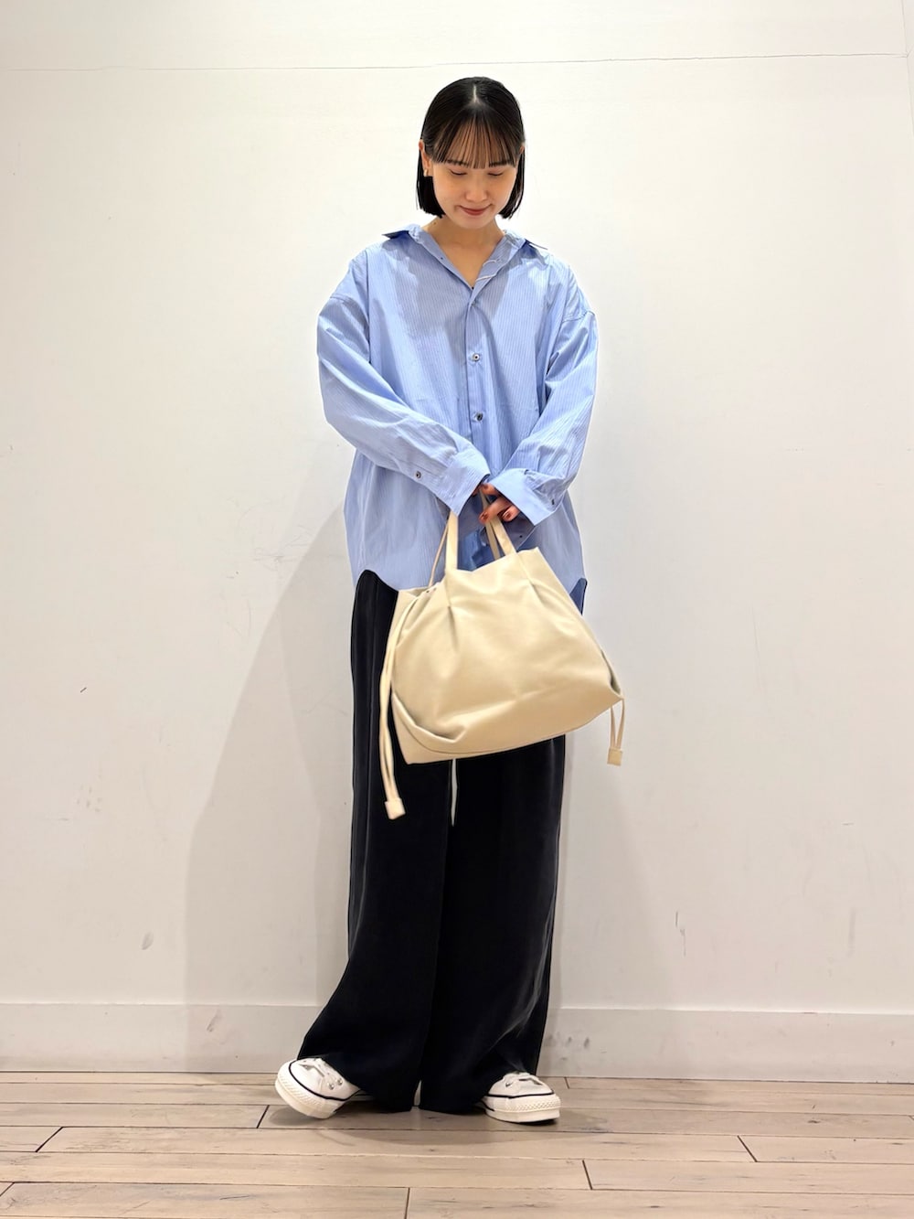 ブルー系のシャツ/ブラウス、ブルー系のその他パンツ、ホワイト系のショルダーバッグを着用したレディースの冬コーディネートの2枚目の写真