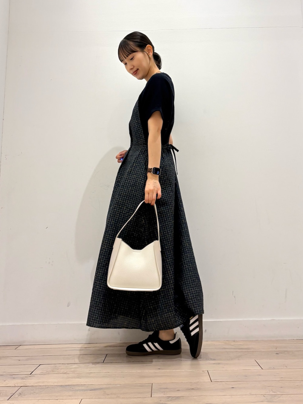 ブルー系のTシャツ/カットソー、ホワイト系のハンドバッグ、ブルー系のワンピースを着用したレディースの夏コーディネートの3枚目の写真