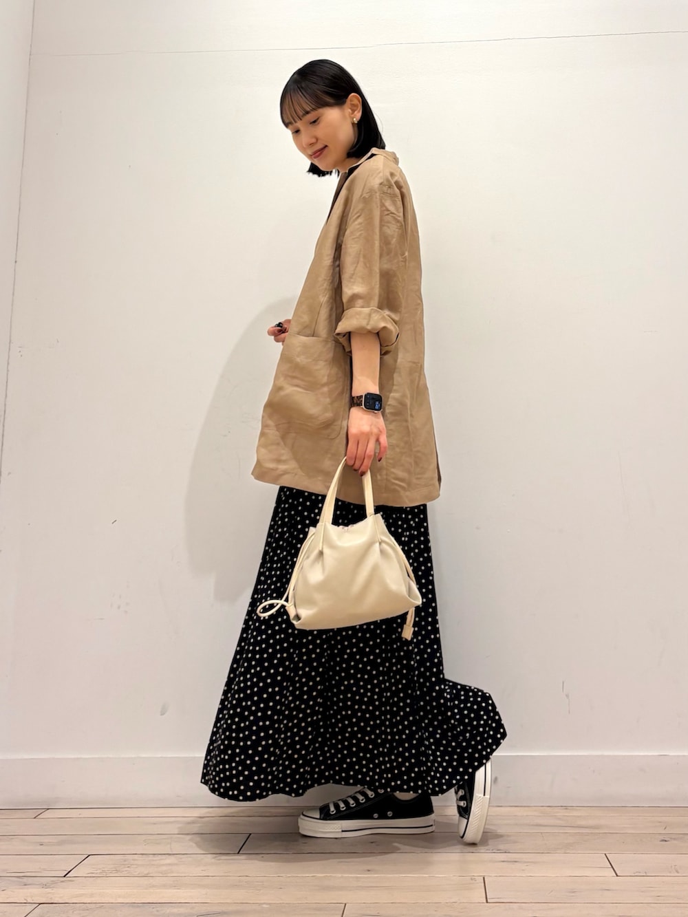 ホワイト系のタンクトップ、ブラック系のジャケット/アウター、ブラック系のスニーカーを着用したレディースの春コーディネートの5枚目の写真