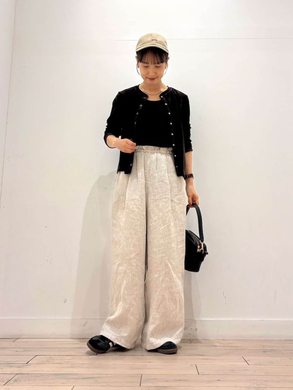 ブラウン系のカーディガン/ボレロ、ベージュ系のその他パンツ、ブラック系のスニーカーを着用したレディースの夏コーディネートの2枚目の写真