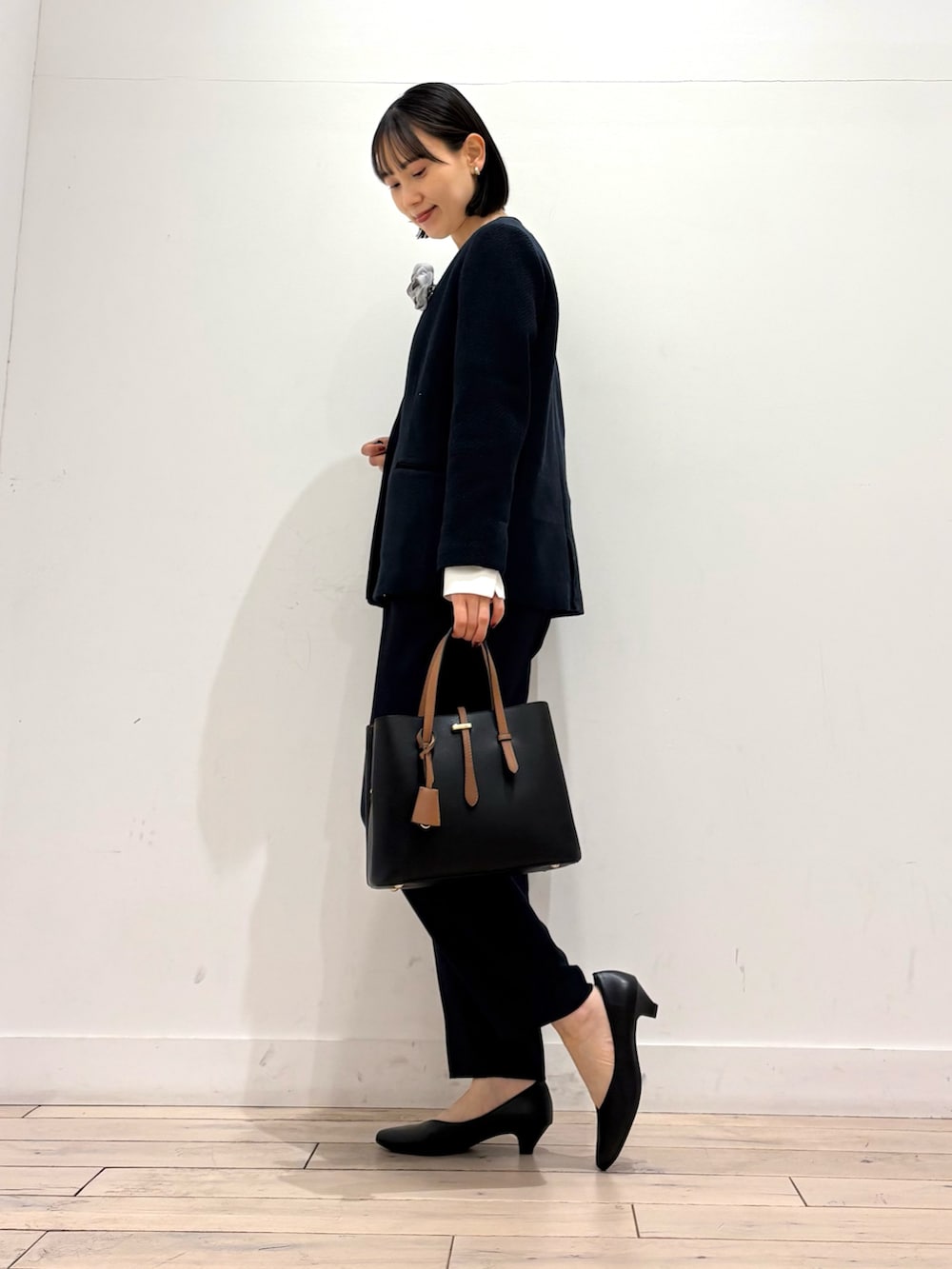 ホワイト系のシャツ/ブラウス、ブルー系のスーツジャケット、ブルー系のその他パンツを着用したレディースの冬コーディネートの2枚目の写真