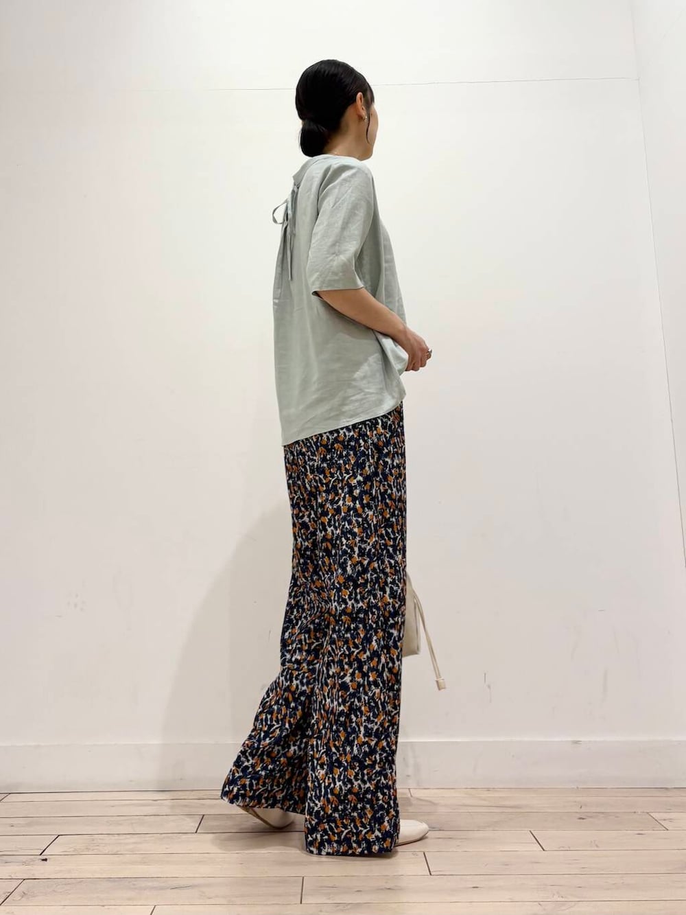 ホワイト系のローファー、ブルー系のその他パンツ、グリーン系のシャツ/ブラウスを着用したレディースの夏コーディネートの3枚目の写真