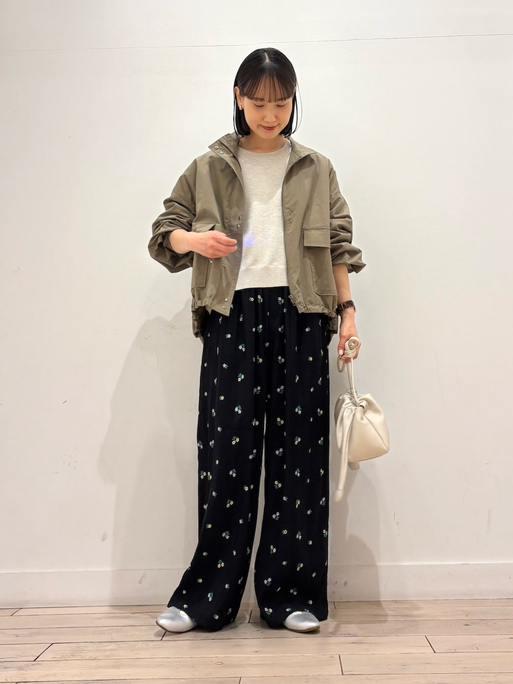 ベージュ系のTシャツ/カットソー、グリーン系のブルゾン、ブルー系のその他パンツを着用したレディースの春コーディネートの2枚目の写真