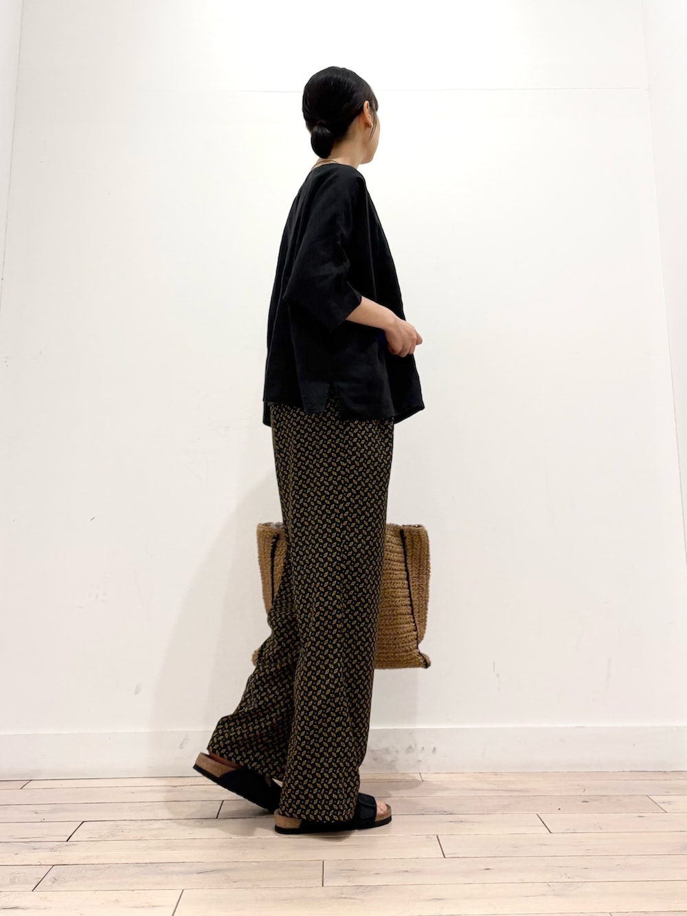 ブラック系のその他パンツ、ベージュ系のトートバッグ、ブラック系のサンダルを着用したレディースの夏コーディネートの3枚目の写真
