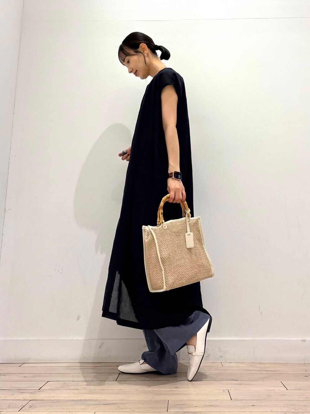 ベージュ系のタンクトップ、ホワイト系のローファー、ホワイト系のショルダーバッグを着用したレディースの夏コーディネートの4枚目の写真